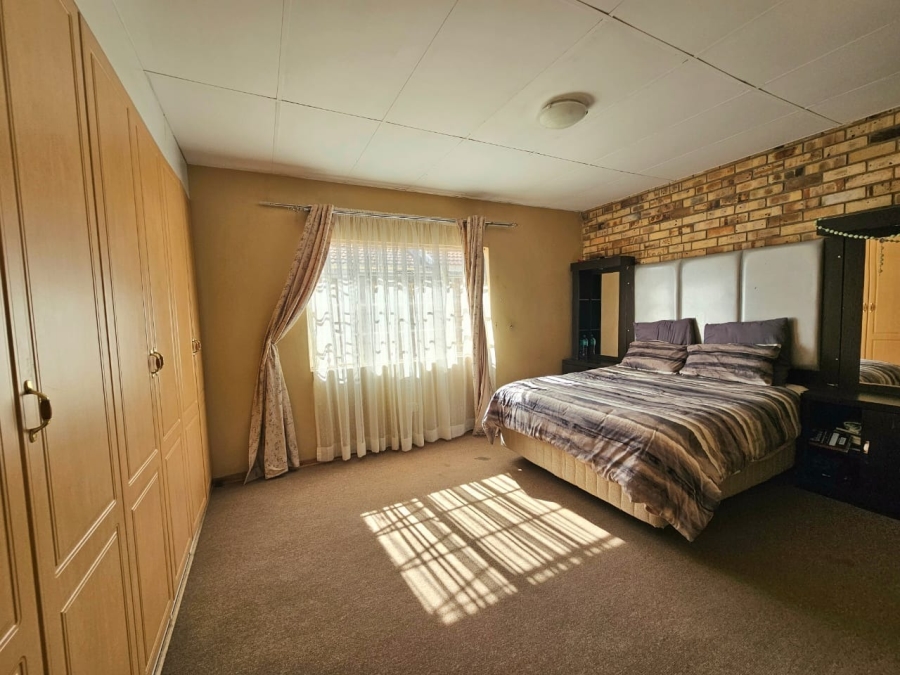 5 Bedroom Property for Sale in Kannoniers Park North West